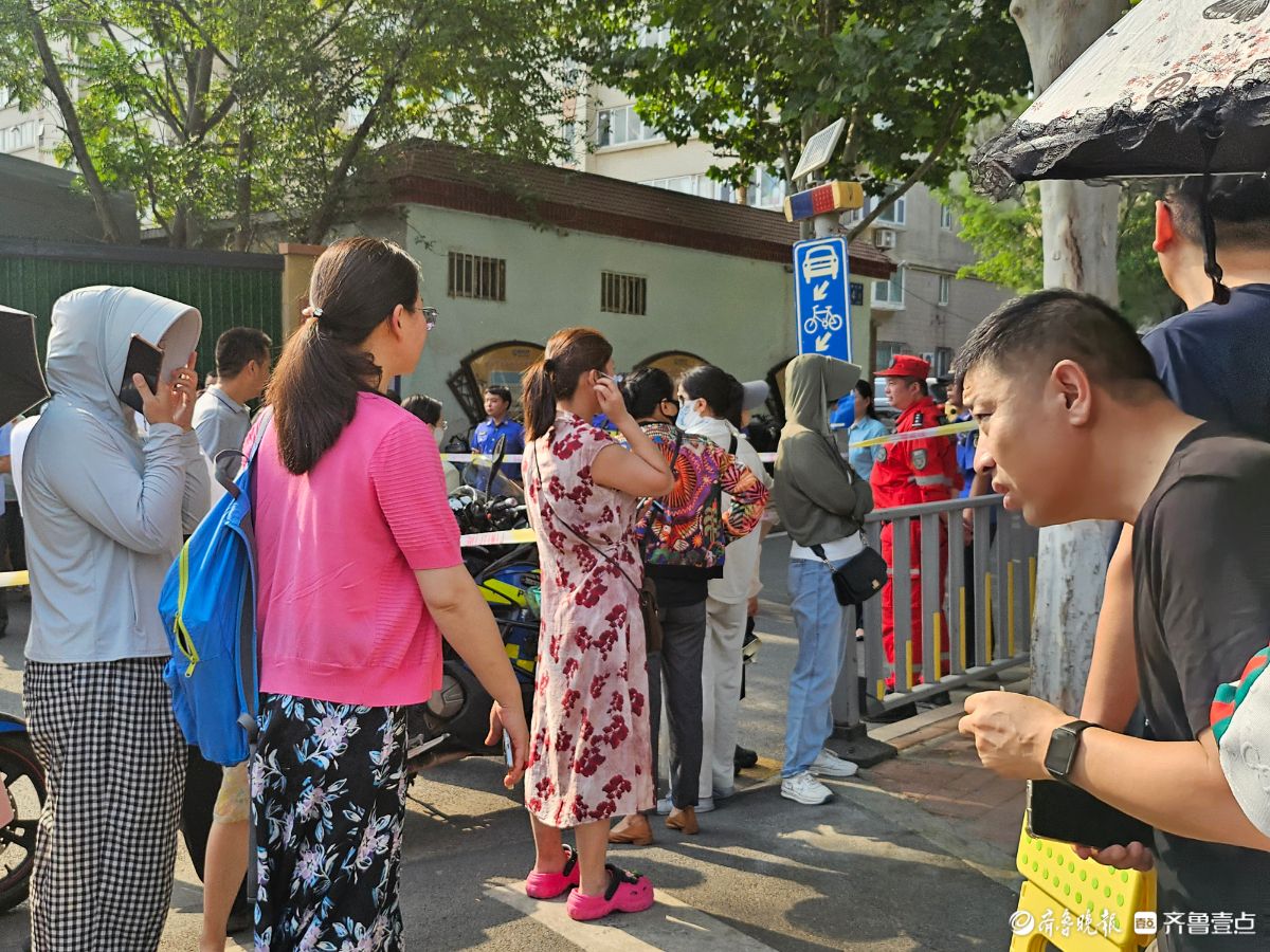 加油！山东师范大学附属中学考点，高考生陆续进场