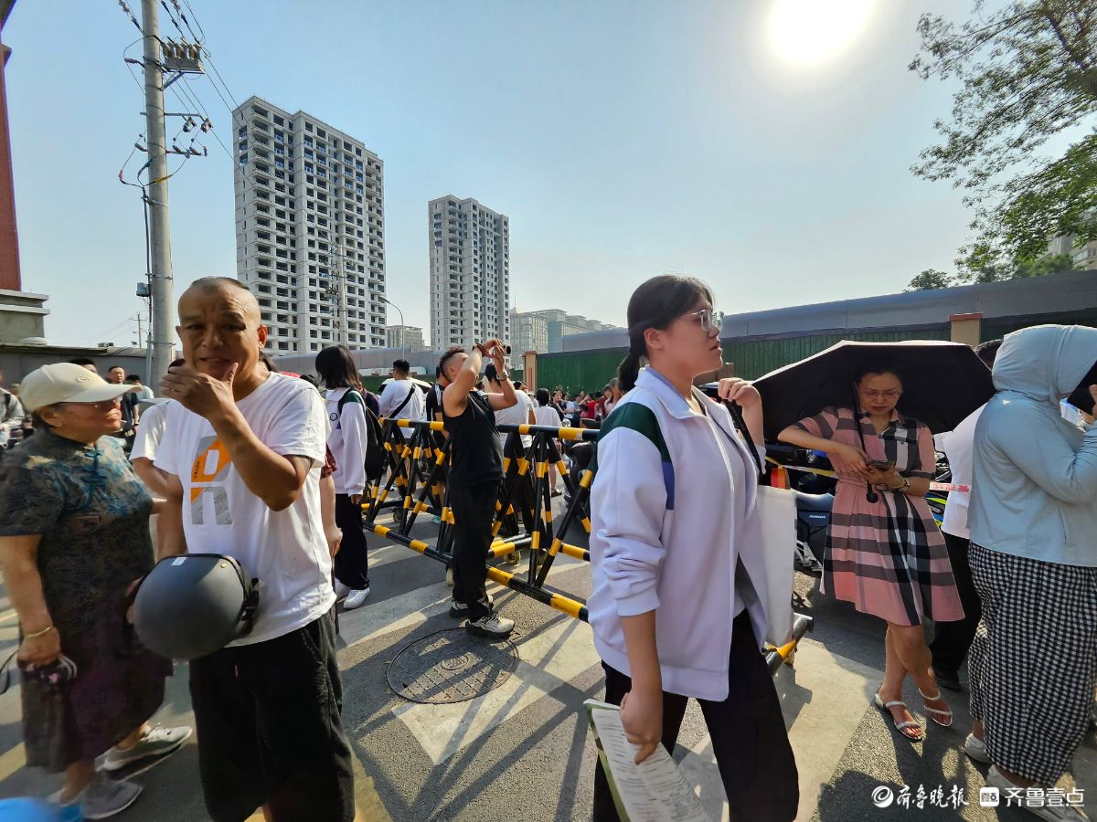 加油！山东师范大学附属中学考点，高考生陆续进场