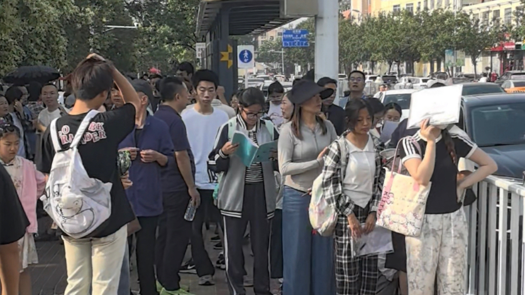 果然视频丨2025年高考首日，考生陆续到达考场