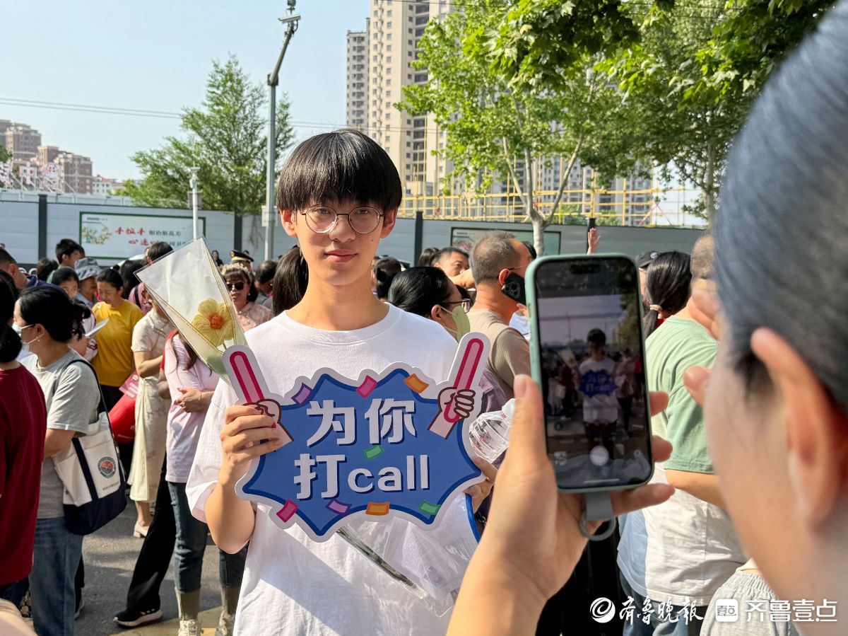 梦想起航！青岛5万余名考生奔赴高考考场，家长老师暖心护航