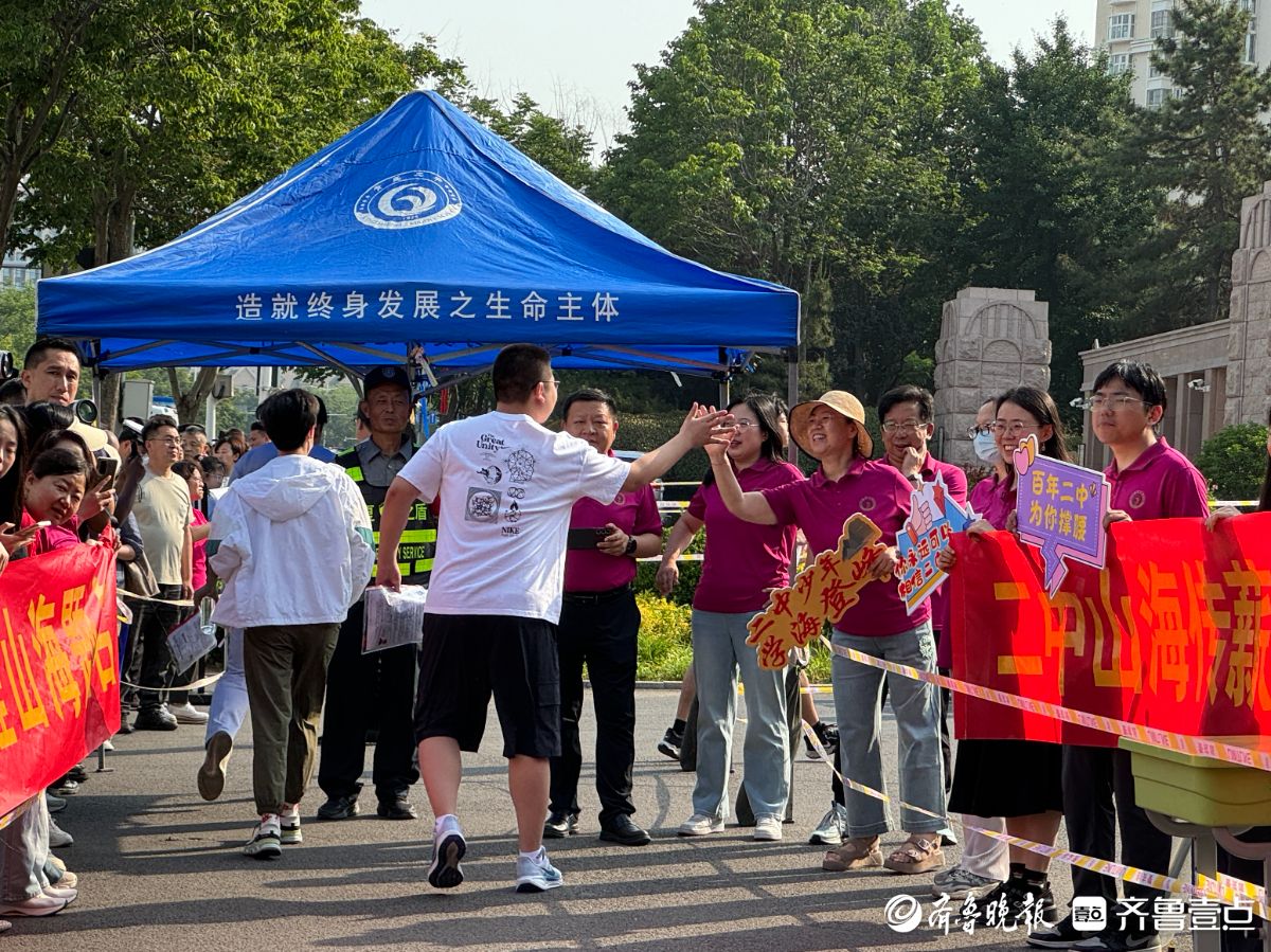 梦想起航！青岛5万余名考生奔赴高考考场，家长老师暖心护航