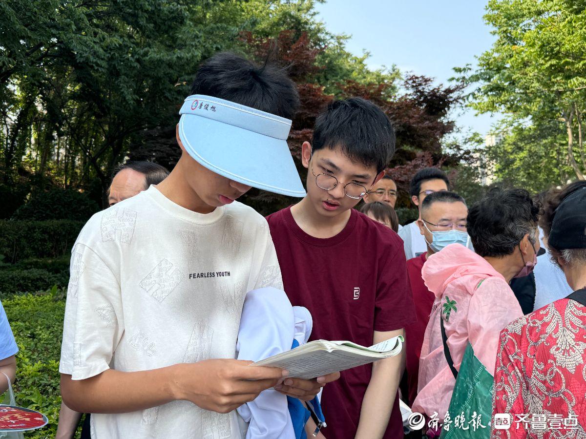 梦想起航！青岛5万余名考生奔赴高考考场，家长老师暖心护航