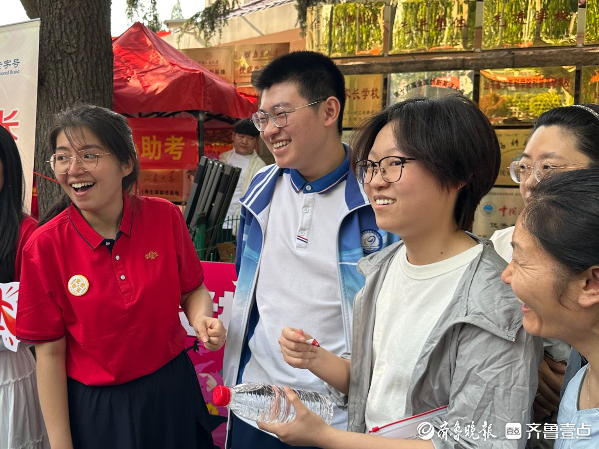 梦想起航！青岛5万余名考生奔赴高考考场，家长老师暖心护航