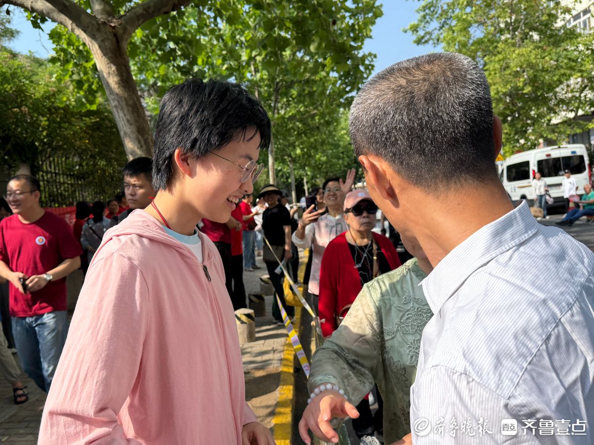 梦想起航！青岛5万余名考生奔赴高考考场，家长老师暖心护航