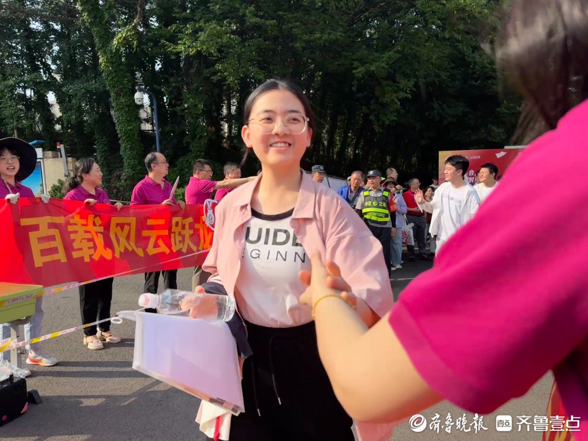 梦想起航！青岛5万余名考生奔赴高考考场，家长老师暖心护航