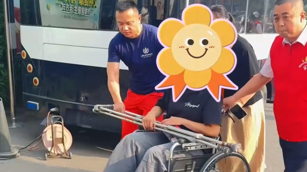 果然视频丨考生受伤坐轮椅赴考，志愿者团队暖心护航