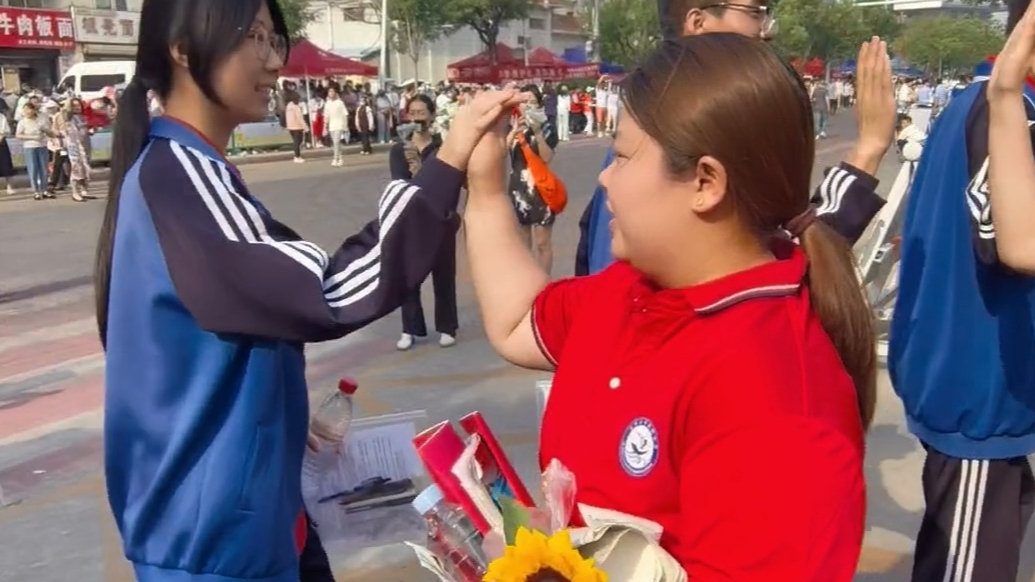 果然视频丨认真审题！高考首场入场前师生击掌加油打气