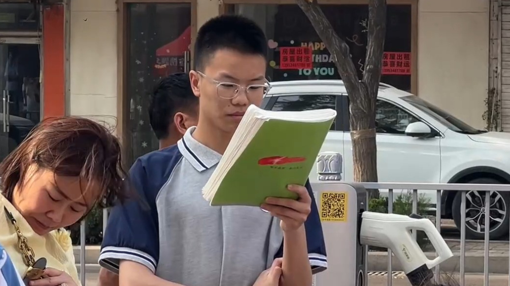 果然视频丨争分夺秒！高考首日考生考场外看书背题