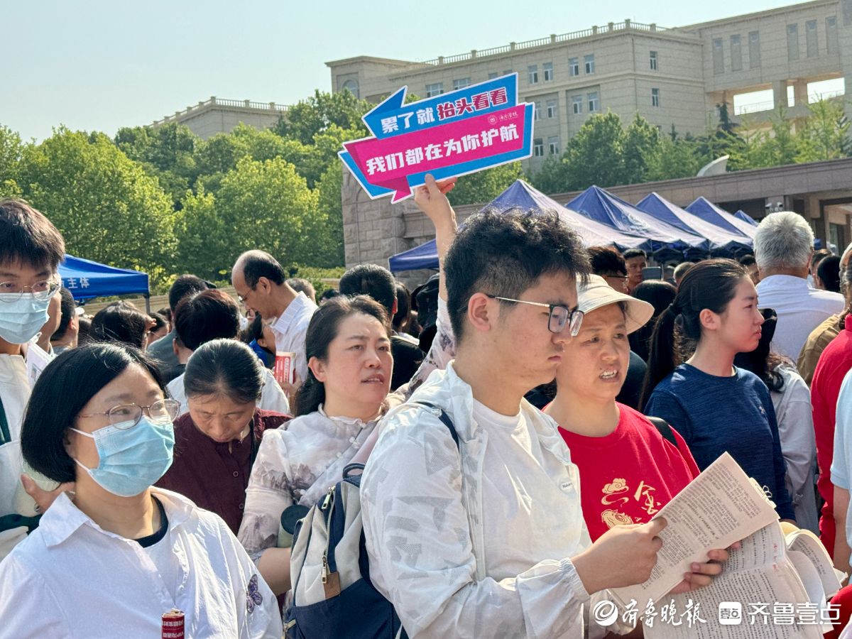 梦想起航！青岛5万余名考生奔赴高考考场，家长老师暖心护航