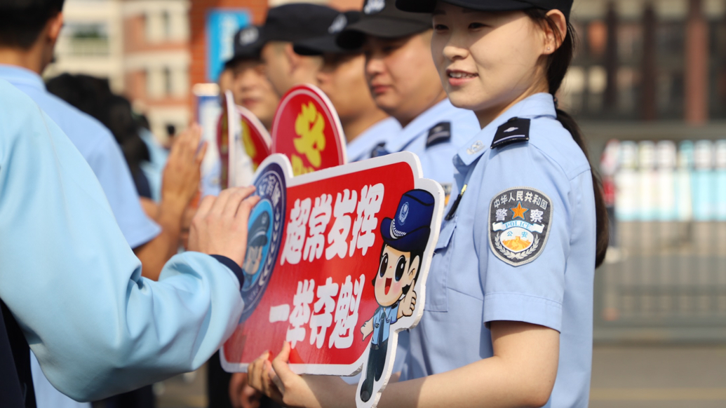 我和“必胜”击了一个掌，高考首日考生自信走进考场