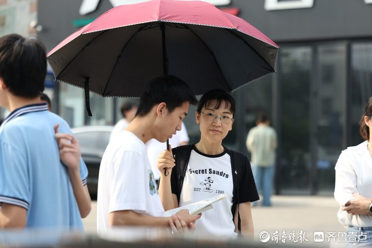图集|击掌、挥手,为梦冲刺!烟台高考生自信从容迈入考点