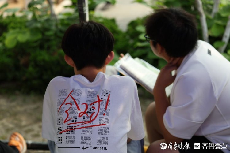 图集|击掌、挥手,为梦冲刺!烟台高考生自信从容迈入考点