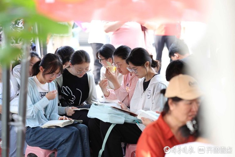 图集|击掌、挥手,为梦冲刺!烟台高考生自信从容迈入考点