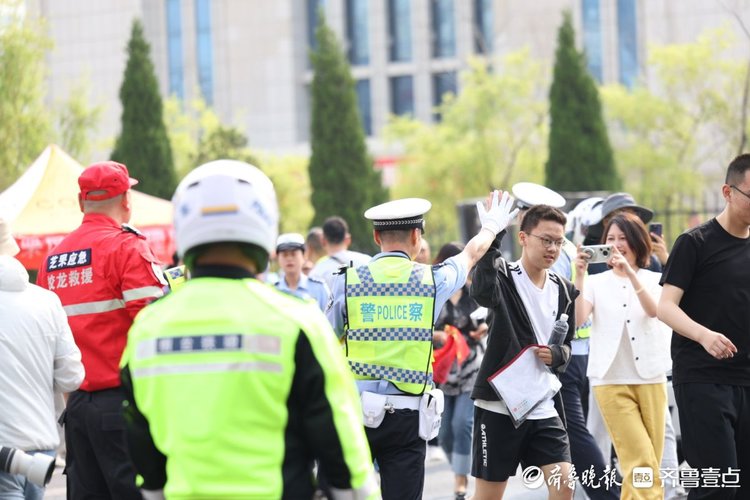 图集|击掌、挥手,为梦冲刺!烟台高考生自信从容迈入考点
