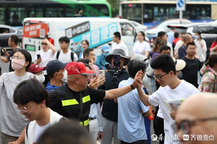 图集|击掌、挥手,为梦冲刺!烟台高考生自信从容迈入考点