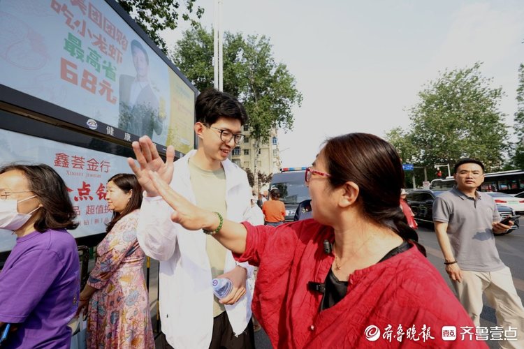 图集|击掌、挥手,为梦冲刺!烟台高考生自信从容迈入考点