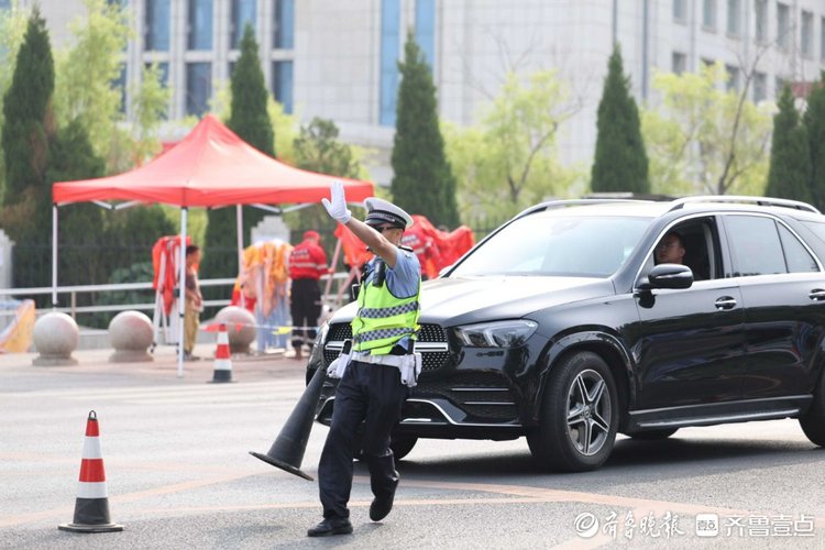图集|击掌、挥手,为梦冲刺!烟台高考生自信从容迈入考点