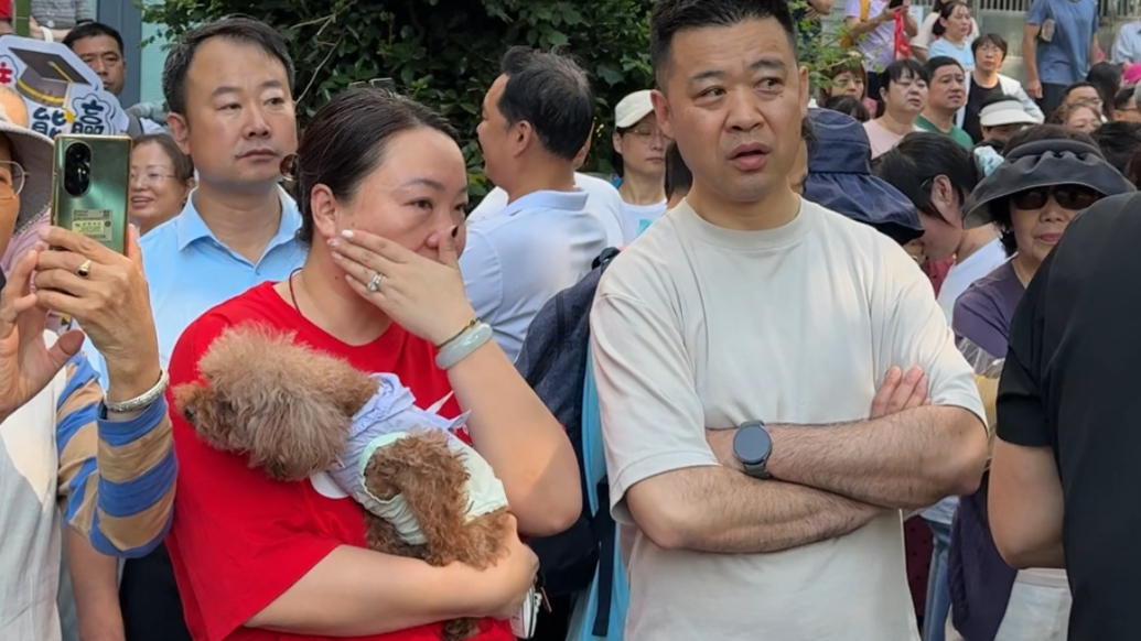 琴视频丨骄阳烈烈，目光灼灼！考场外家长默默为考生加油祈愿