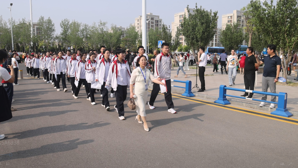 高考首日，东营学子走进考场