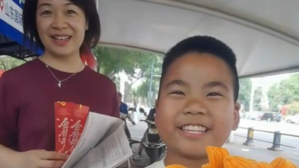 果然视频|济南小学生举向日葵给高考姐姐加油，姑姑用四个晚上亲手制作