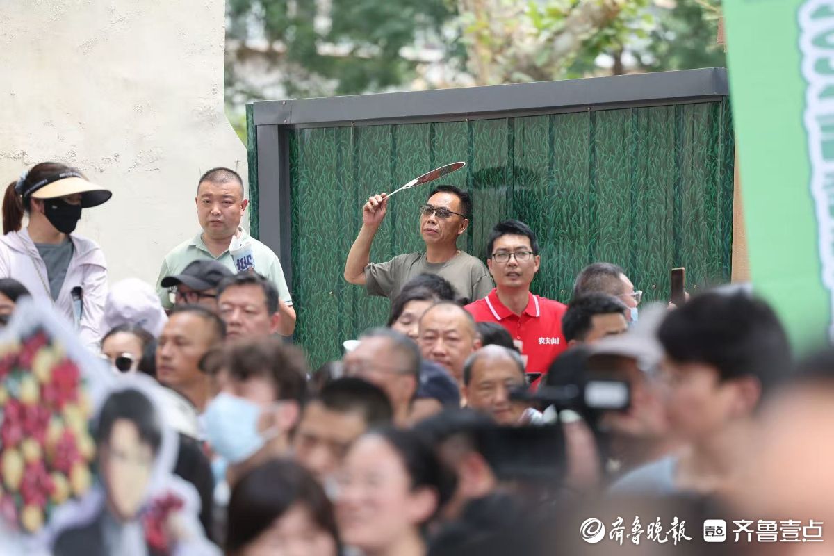考场外，有一种爱叫家长的期待