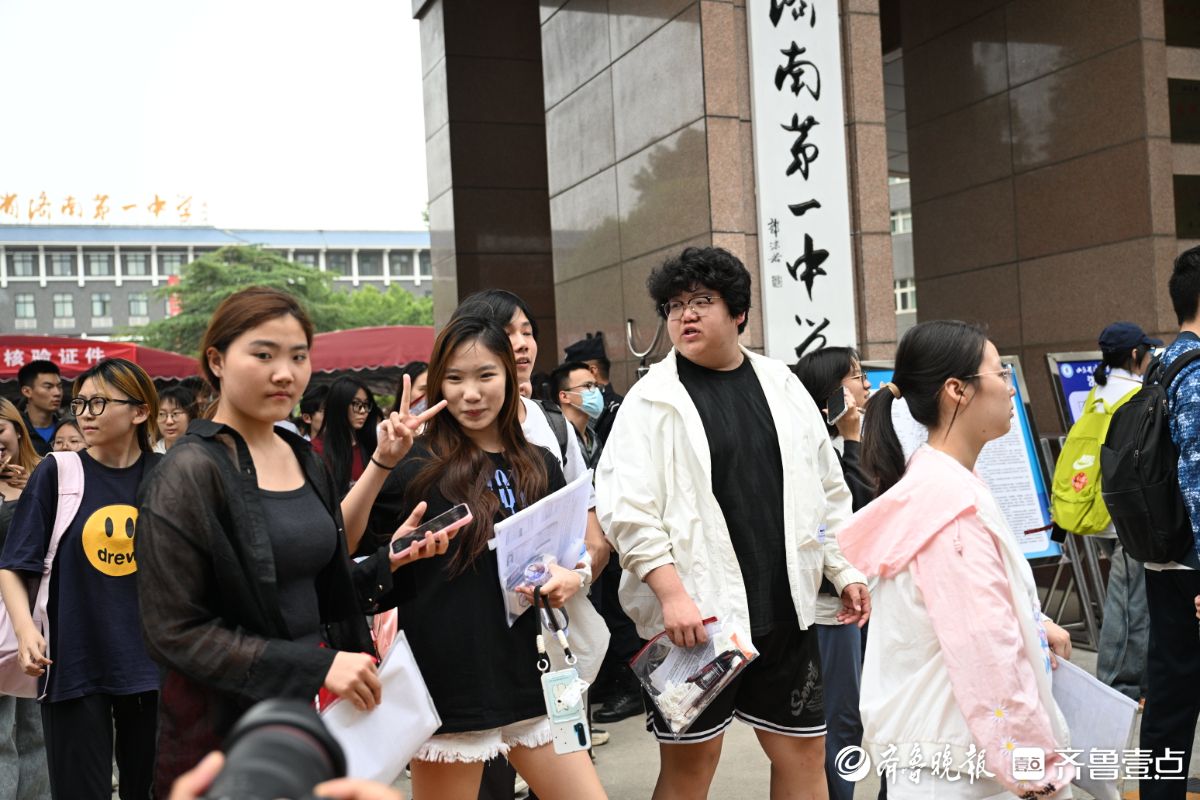 2025夏季高考首场考试结束，学生轻松走出考场