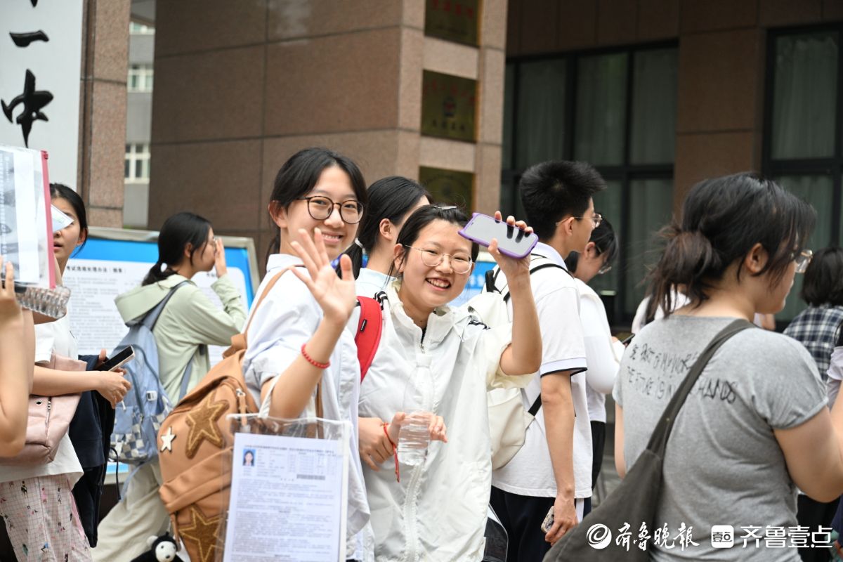 2025夏季高考首场考试结束，学生轻松走出考场