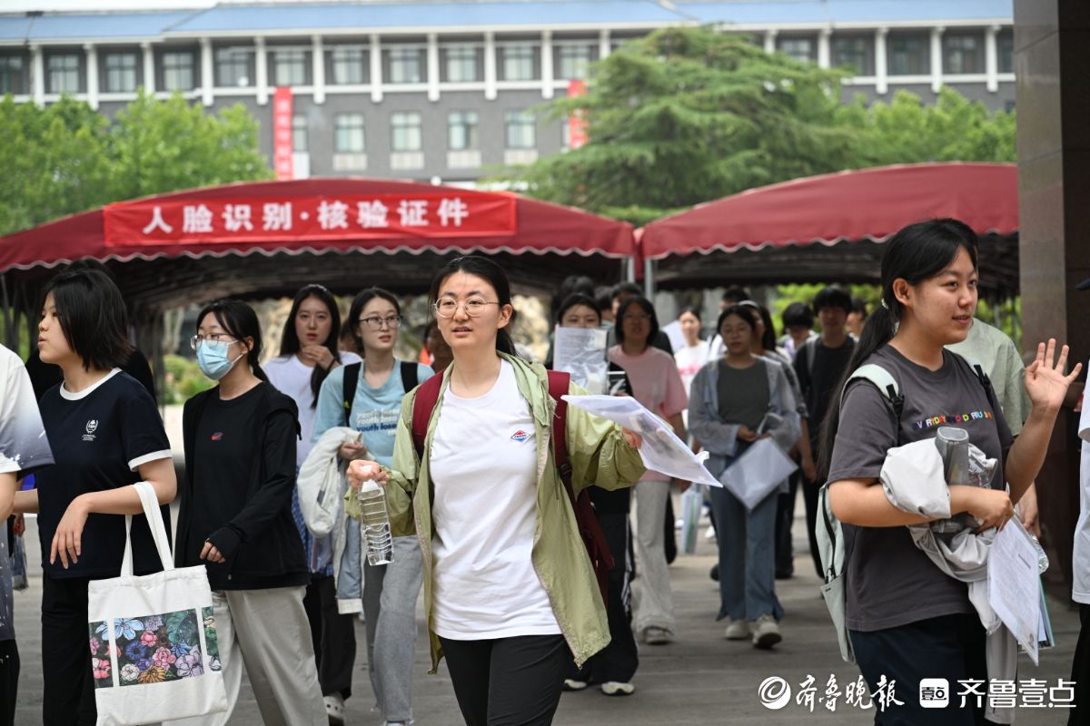 2025夏季高考首场考试结束，学生轻松走出考场