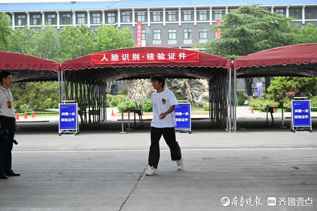 2025夏季高考首场考试结束，学生轻松走出考场