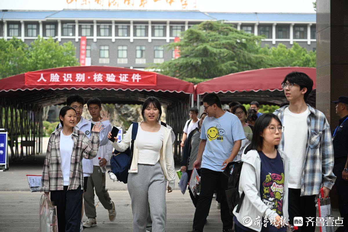 2025夏季高考首场考试结束，学生轻松走出考场