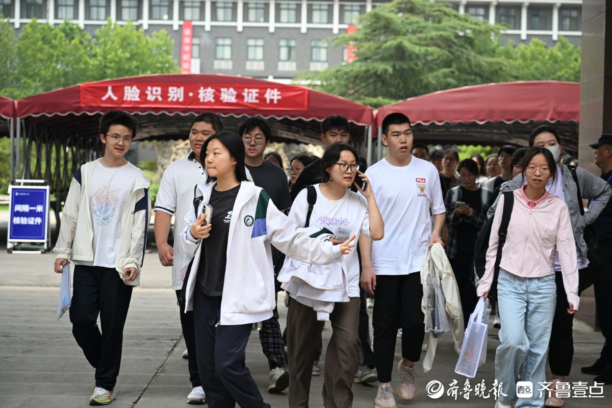 2025夏季高考首场考试结束，学生轻松走出考场