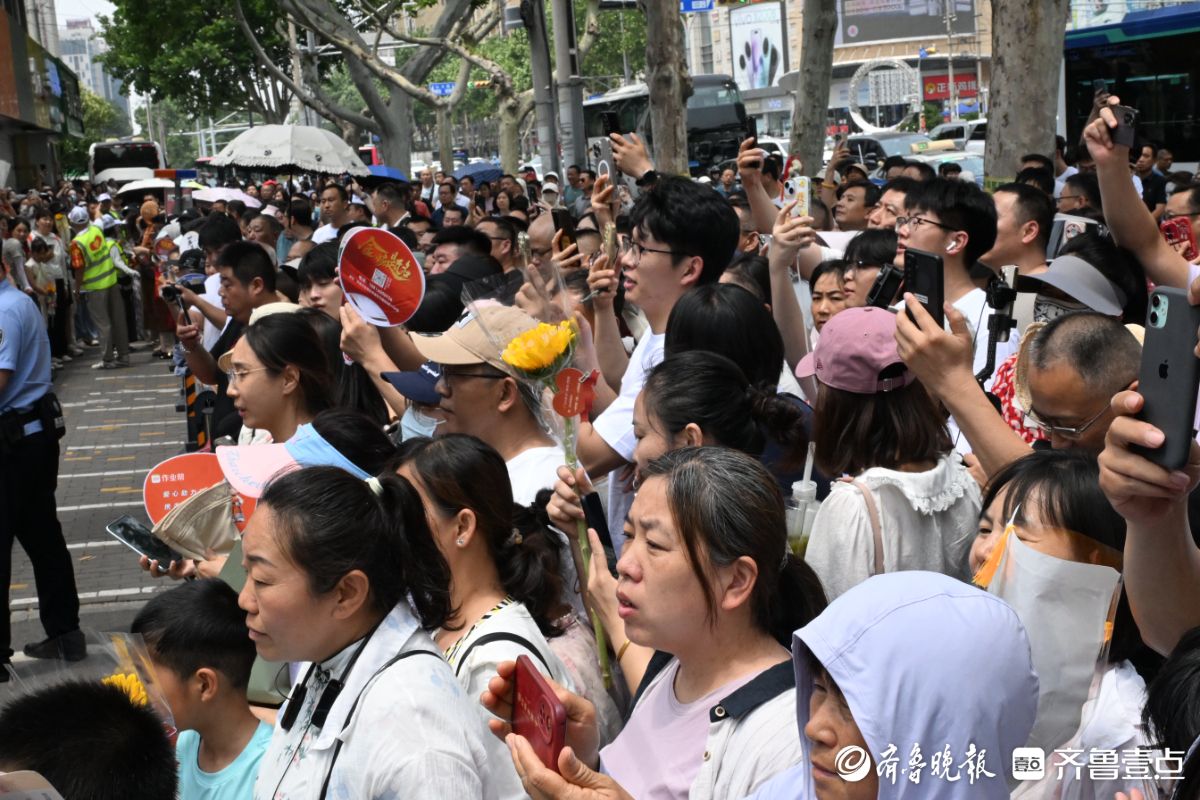 高考生出场前十分钟，家长的心悬到了嗓子眼