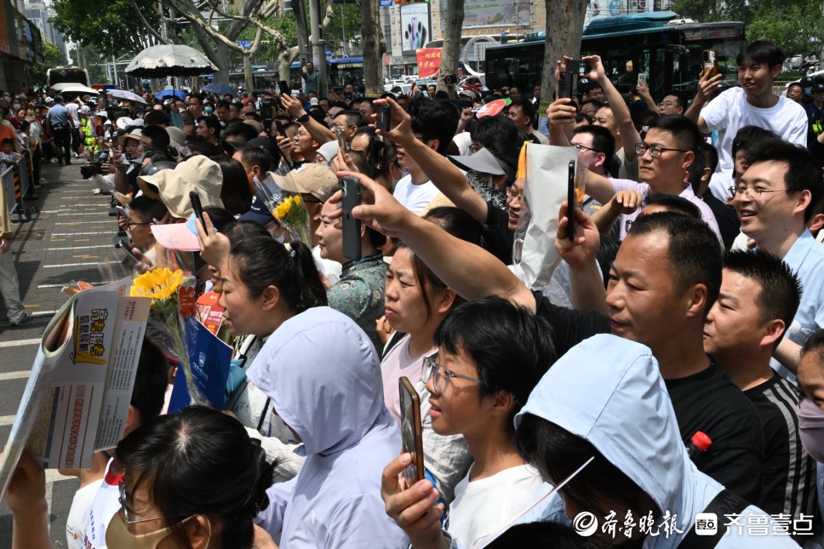 高考生出场前十分钟，家长的心悬到了嗓子眼