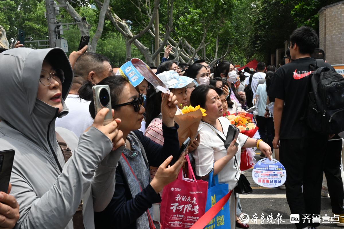 高考生出场前十分钟，家长的心悬到了嗓子眼