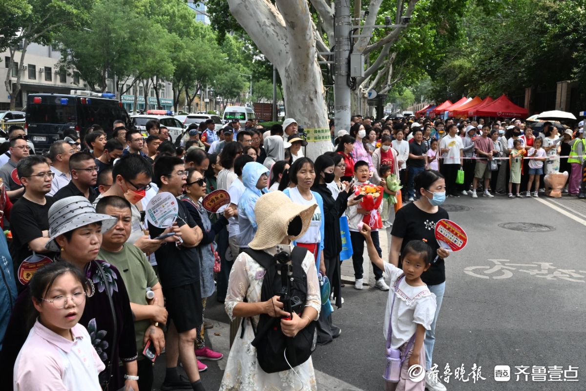 高考生出场前十分钟，家长的心悬到了嗓子眼