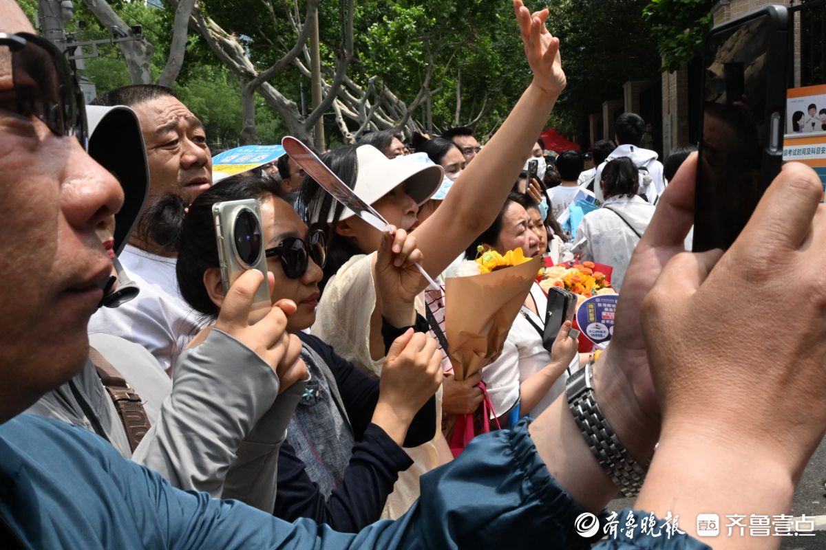 高考生出场前十分钟，家长的心悬到了嗓子眼
