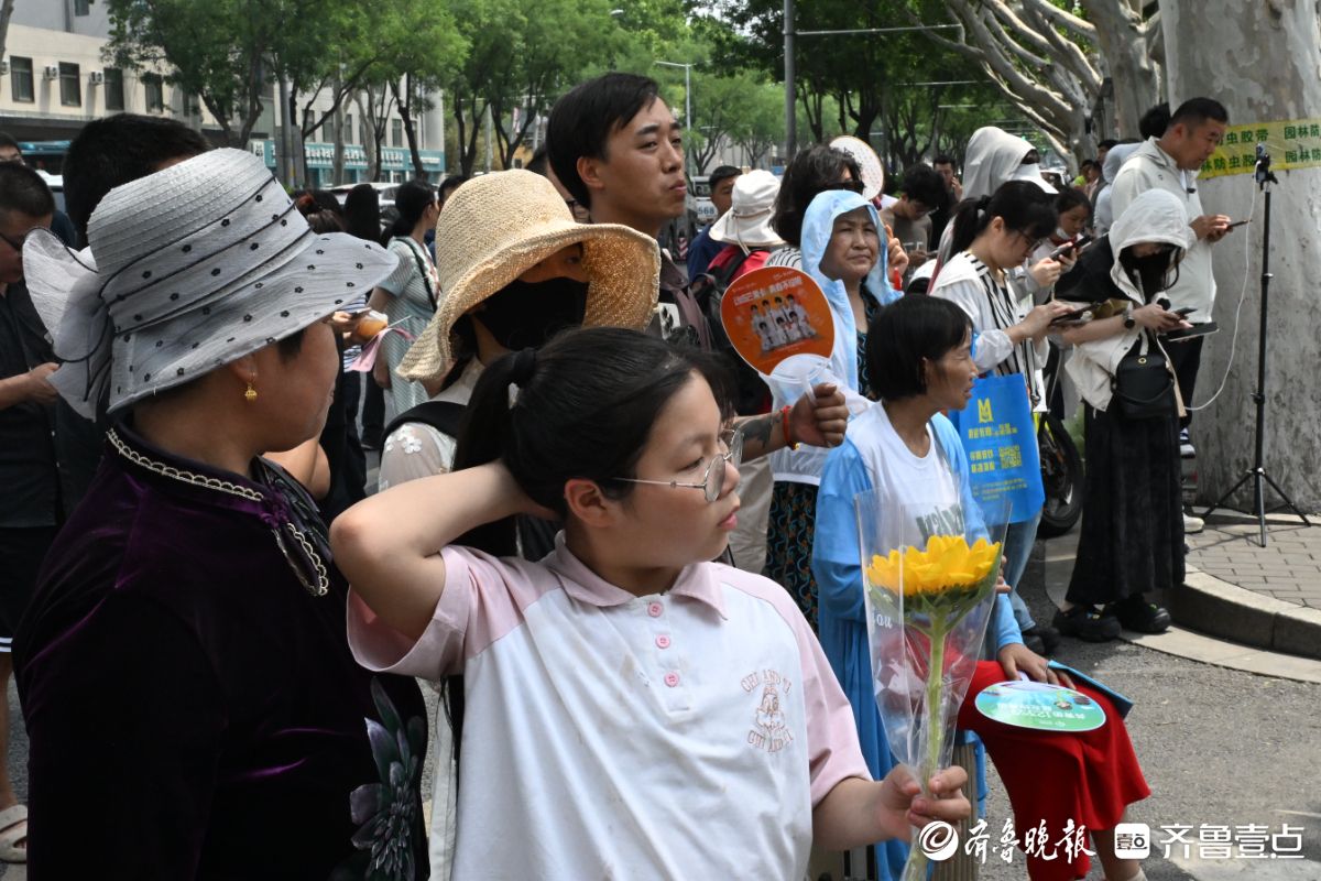 高考生出场前十分钟，家长的心悬到了嗓子眼