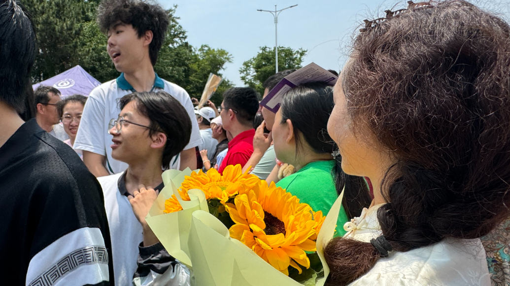 琴视频丨2025高考语文考试结束，青岛家长手持向日葵迎接