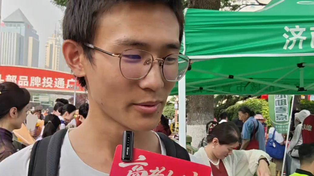 果然视频｜去年考生送弟弟来考试，学长建议:放平心态就能发挥好