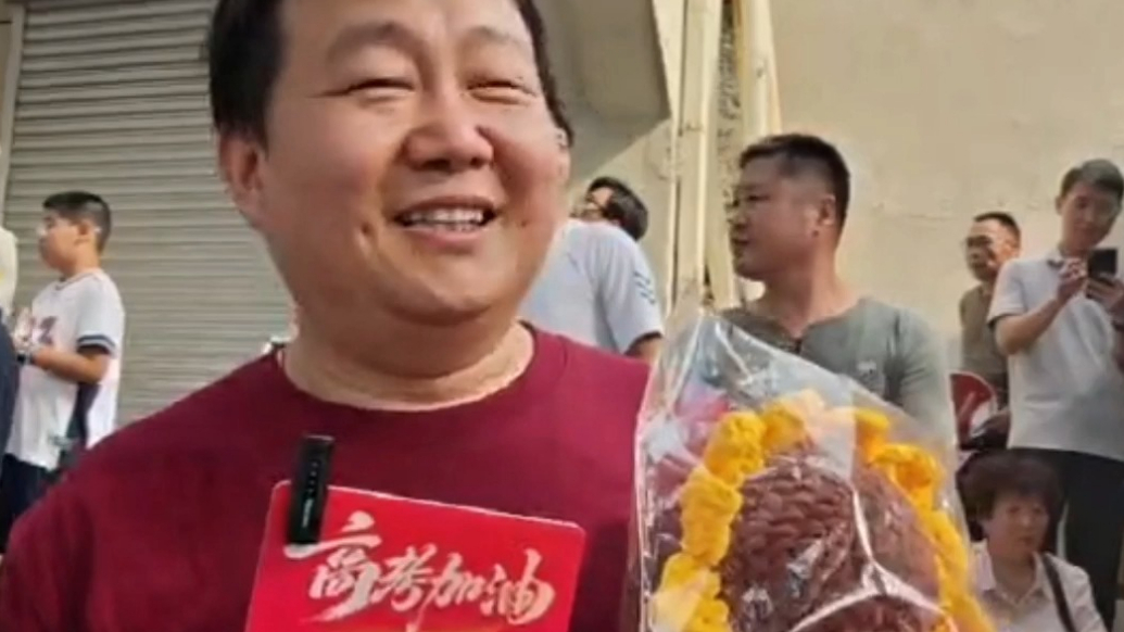 果然视频｜身穿红色T恤来陪考，家长坦言孩子比他更放松