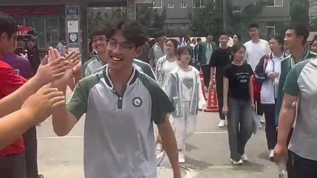 2025年夏季高考首场结束 考生迈着自信的步伐走出考场