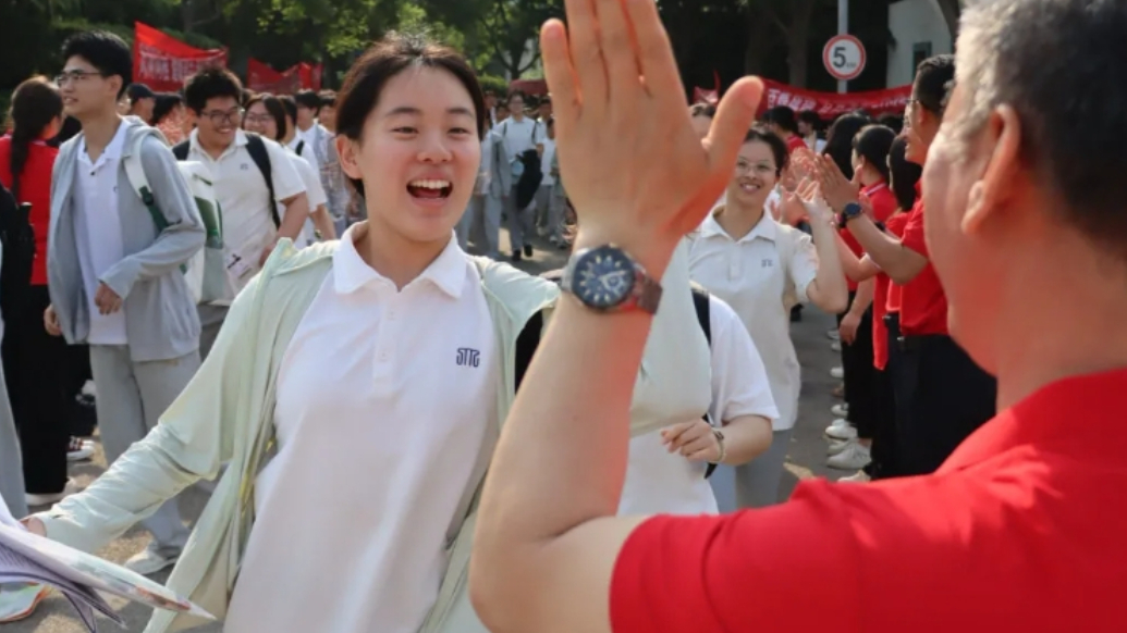 果然视频 | 超暖！少年提剑出征，师生温暖相送！