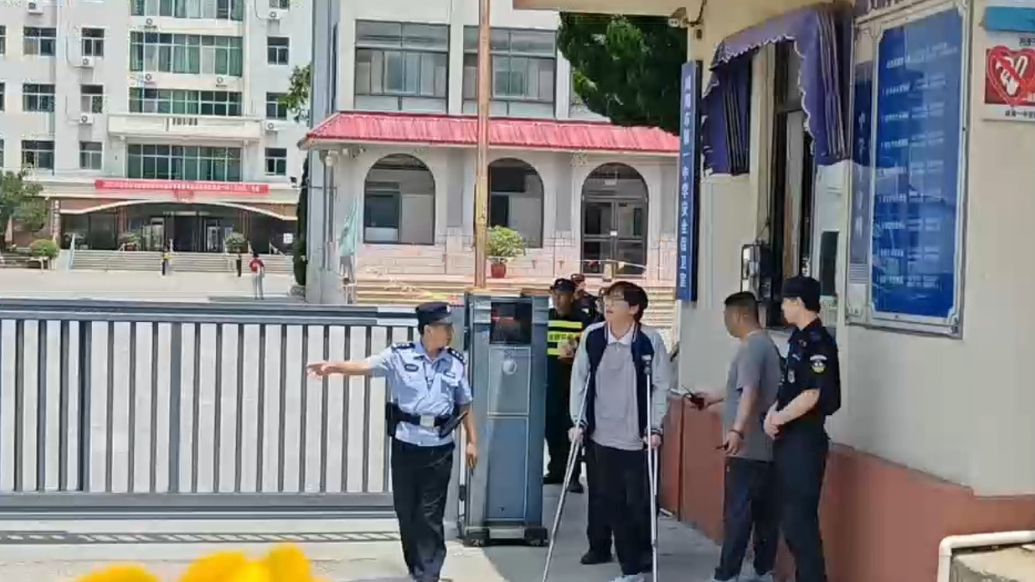 果然视频 | 行动不便的男考生，第一个“慢慢”走出考场