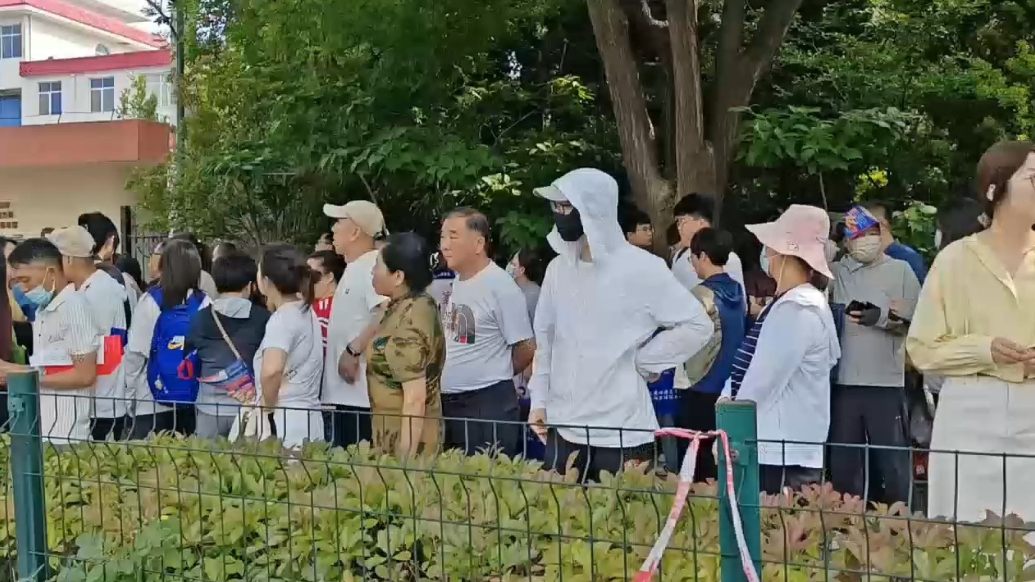 果然视频 | 威海高考首日，陪考家长考场外温暖护航