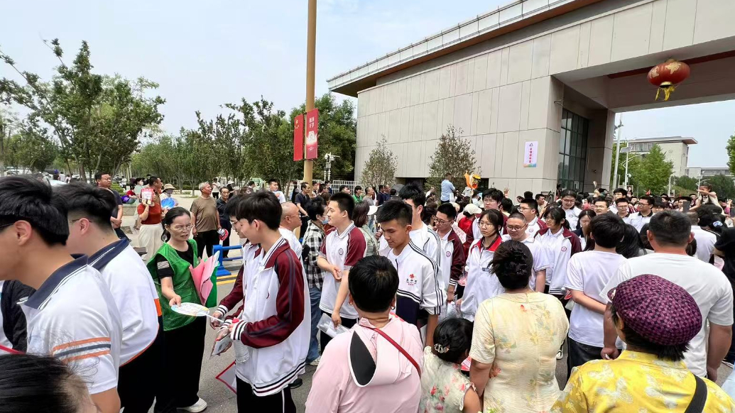 2025高考第一场考试结束，考场外殷切期盼的家长们