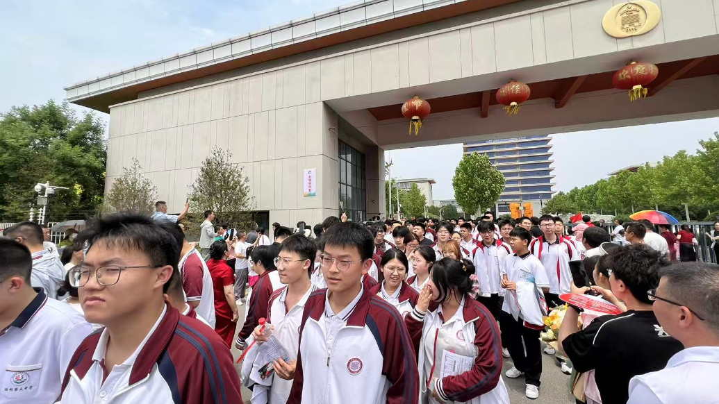 2025高考第一场考试结束，考生们陆续走出考场