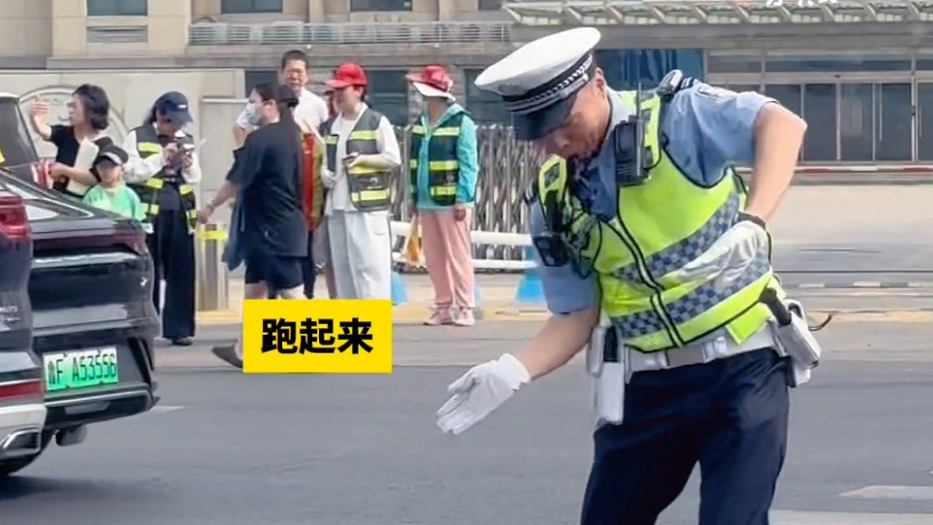 果然视频|烟台高考考场外交警指挥交通有多卖力？胳膊要抡冒烟了