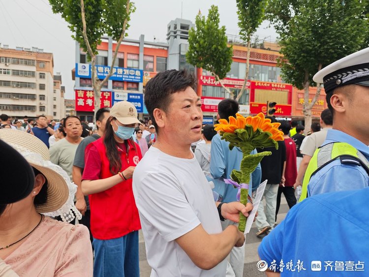 枣庄高考考场外的“花”式接考团