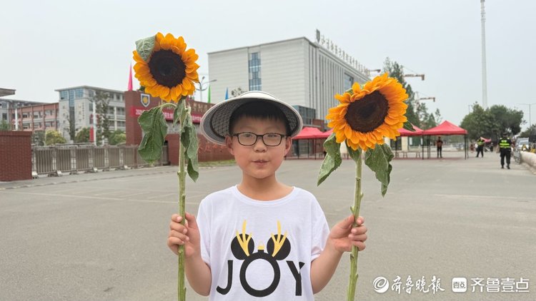 枣庄高考考场外的“花”式接考团