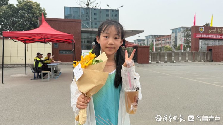 枣庄高考考场外的“花”式接考团